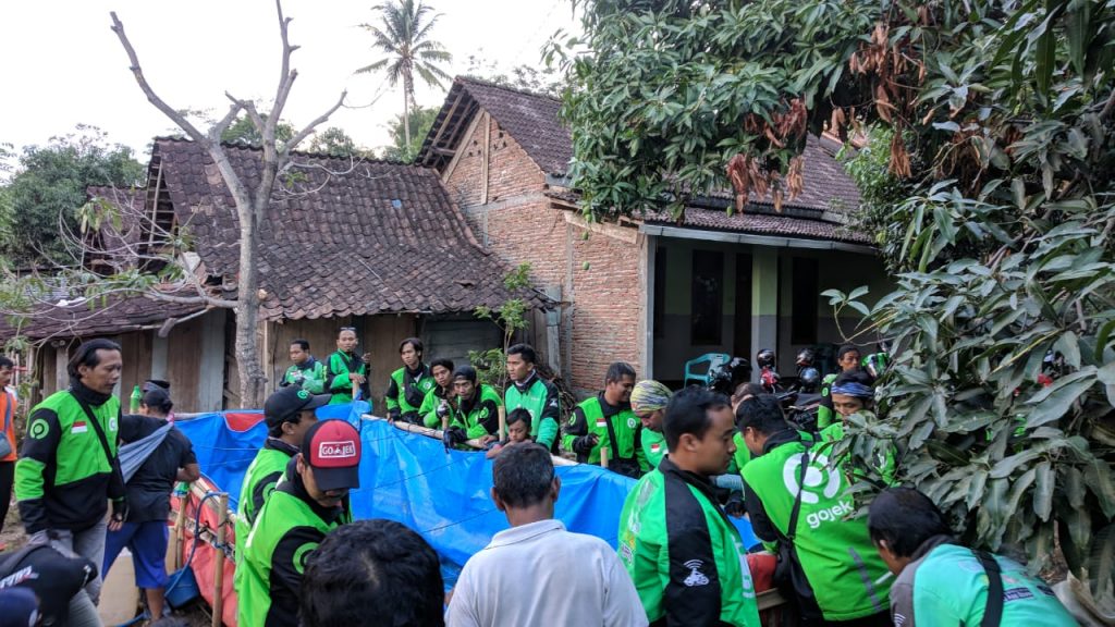 Aksi Sosial Gojek dan Mitra Driver GoRide : Penyaluran Air Bersih Ke Beberapa Desa di Kabupaten Semarang