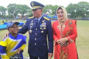 Bocah Kecil Sang Juara Nasional Aeromodelling Bersama KASAU Marsekal TNI Yuyus Sutisna