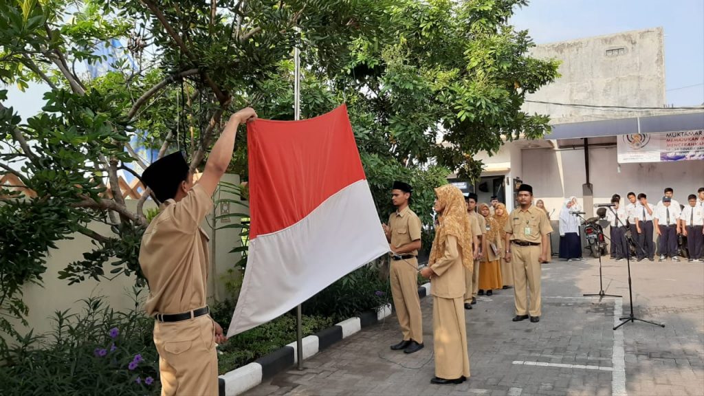 SMP Muhammadiyah PK Solo Gelar Upacara Peringatan Hari Guru dan HUT PGRI
