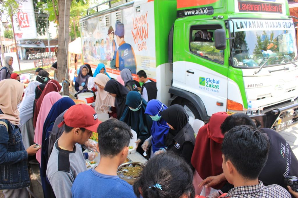 Hadir di Solo, Humanity Foodtruck ACT Bagikan Ratusan Paket Makanan