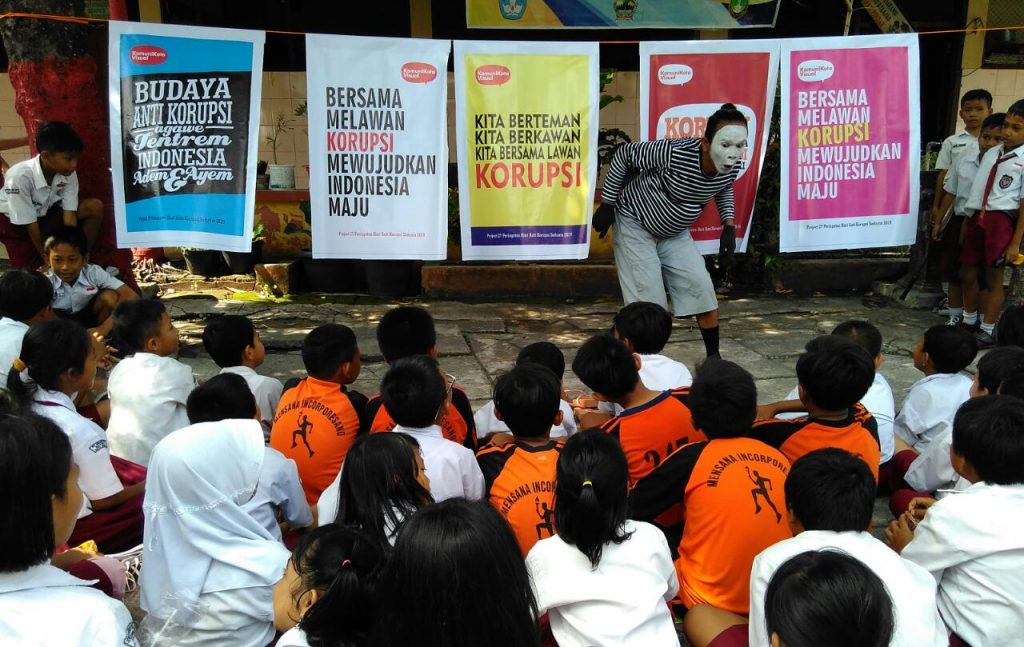 Kolaborasi Seniman Aceh Dan Komunikotavisual Edukasi  Siswa Sekolah Dasar dalam Rangka Peringatan Hari Anti Korupsi Sedunia 2019