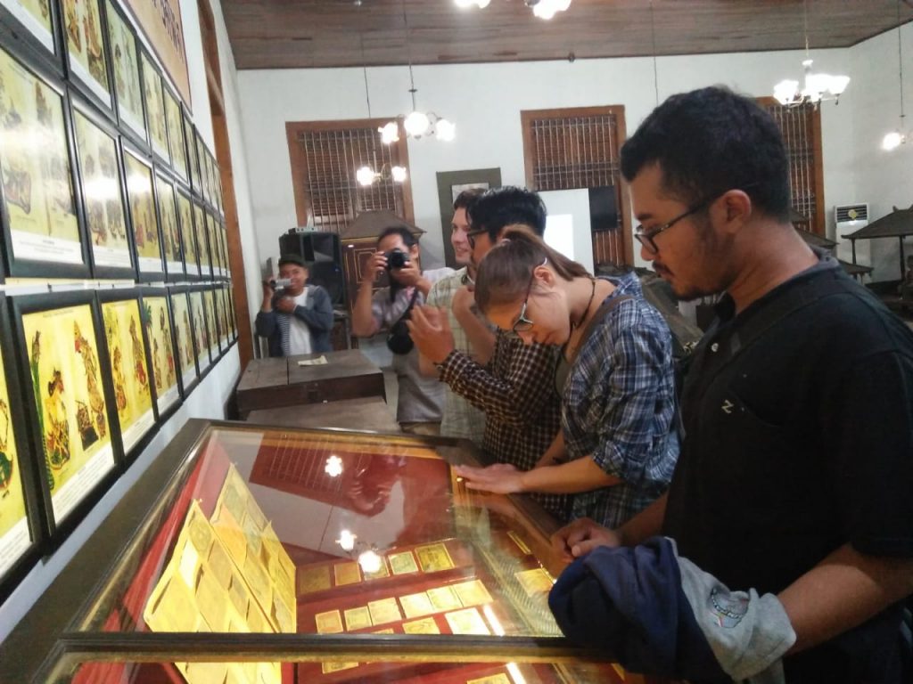 Prodi DKV ISI Surakarta Adakan “GEGULANG PAWUKON” Kepada Mahasiswa Asing di Museum Radyapustaka Sriwedari