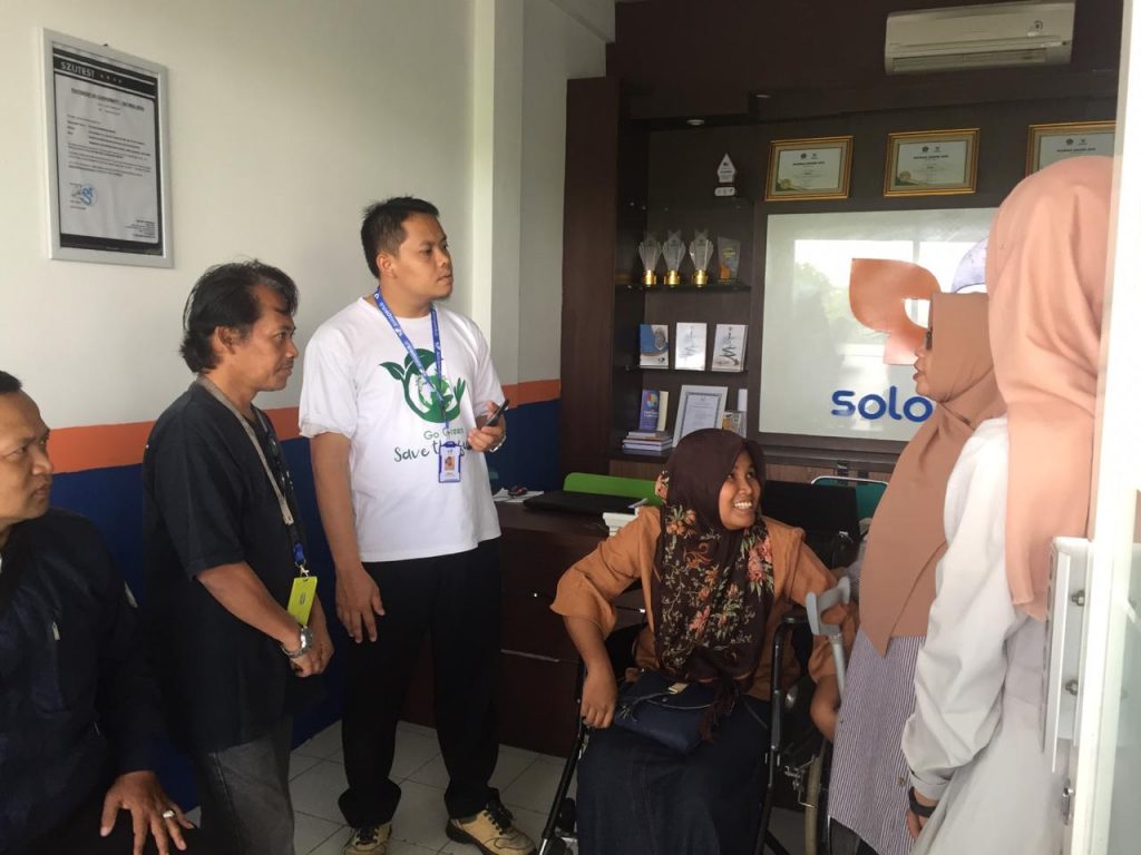 Umi saat menerima hibah kursi roda dari staff Wartabengawan di kantor Solopeduli