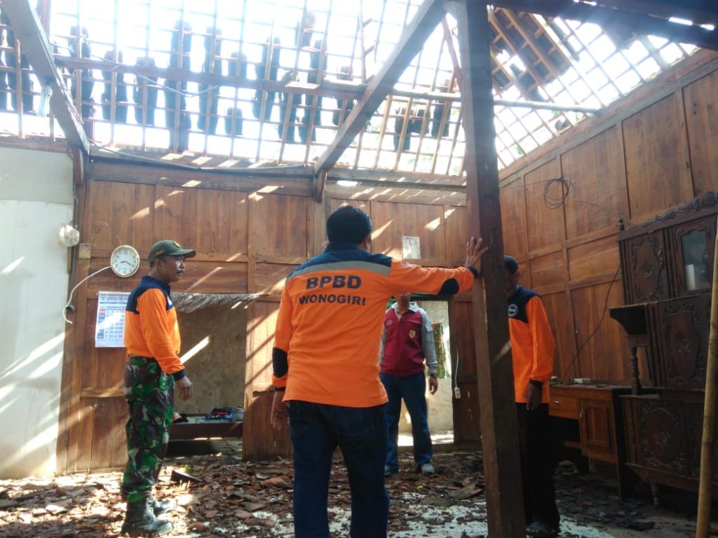 Koramil 13/Pracimantoro Dan BPBD Wonogiri Karya Bakti Pasca Bencana Angin Puting Beliung