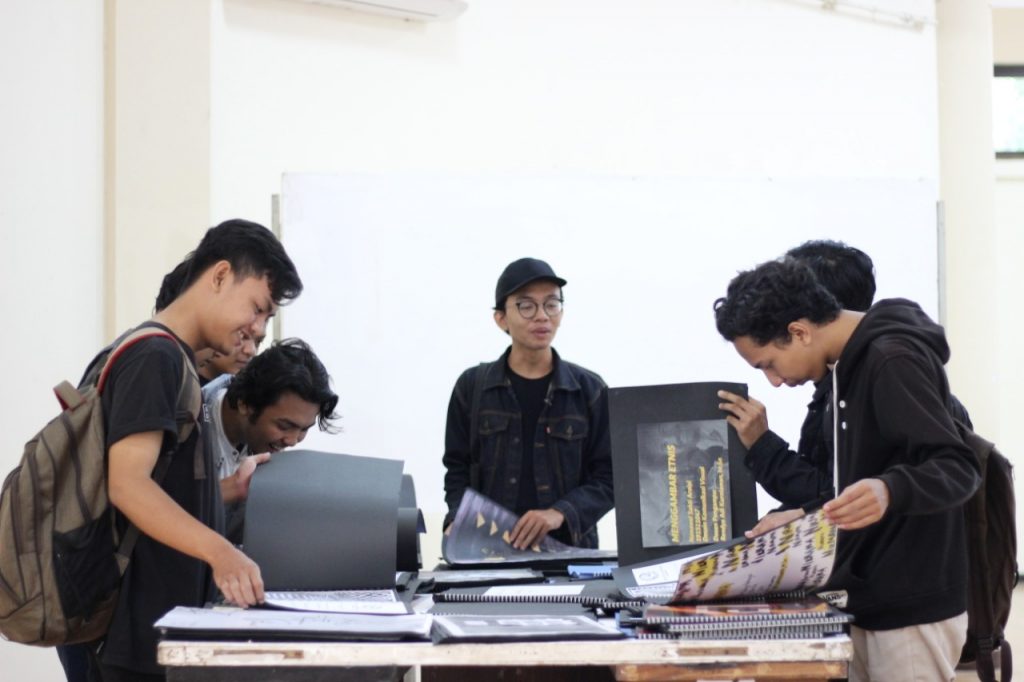 Mahasiswa Prodi DKV FSRD ISI Surakarta Angkatan 2019 adakan Pameran Tugas Akhir Semester “NYANTEL”