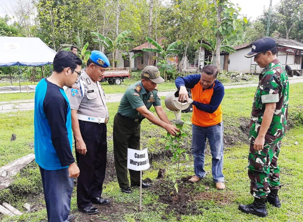 Danramil Wuryantoro Pimpin Penghijauan Di Desa Gumiwang Lor