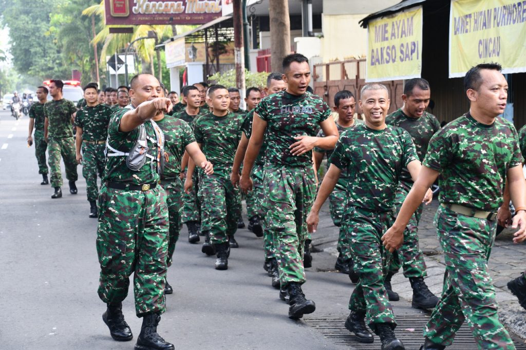 Manfaatkan Minggu Militer, Korem 074/Warastratama Laksanakan Lari Jalanan