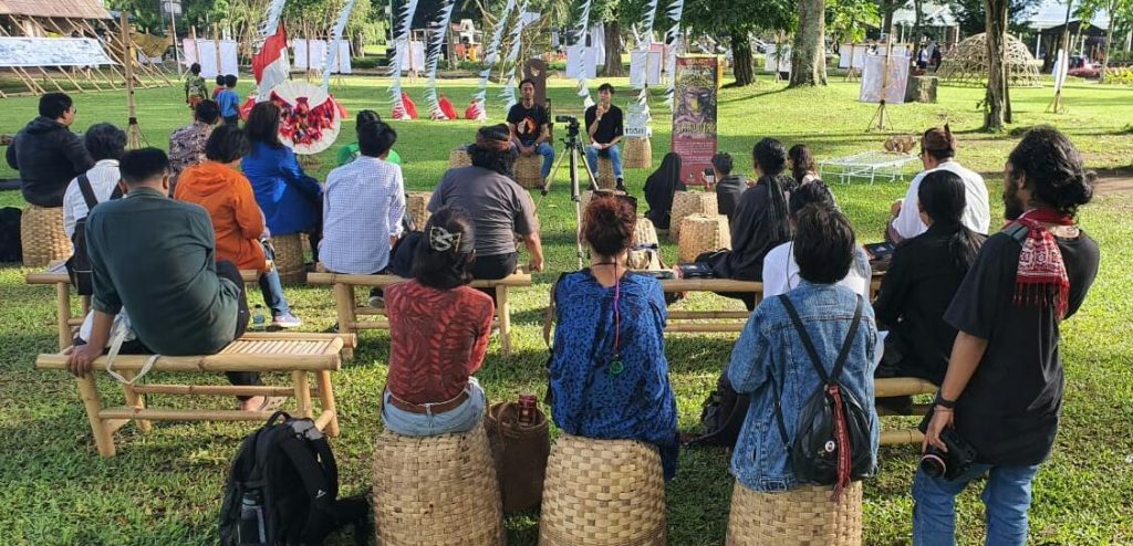 Ukuran 12 Meter Komik “Garudea” Karya Mahasiswa Prodi DKV FSRD ISI Surakarta di Festival Garuda, Candi Prambanan