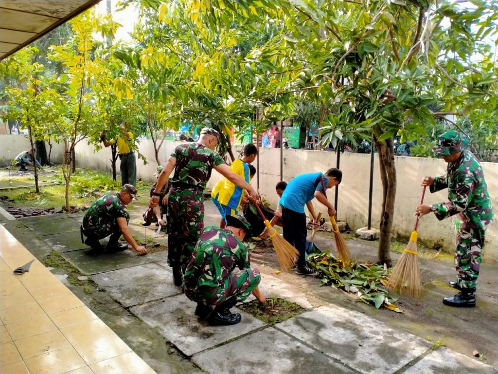 Tanamkan kebersihan di Lingkungan Pendidikan, Anggota Koramil 02/Banjarsari Ajak Siswa – Siswi Kerja Bakti