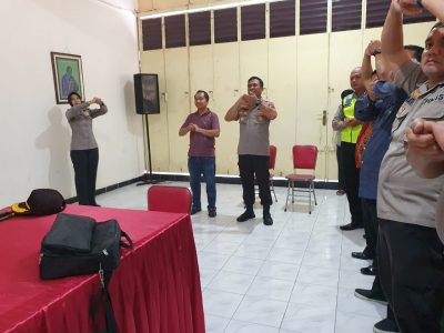 AKBP Christian Tobing Pimpin Simulasi Cegah Virus Covid 19 Pada Jemaat Gereja