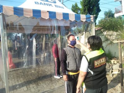 Salah satu anggota saat melakukan scaner suhu di depan mako Polres Boyolali (foto:istimewa)