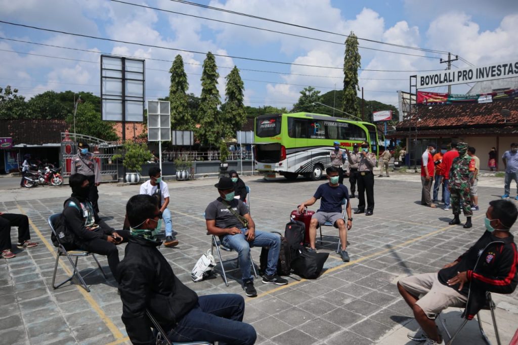 Satgas Covid-19 Juwangi Lakukan Prosedur Kesehatan kepada Penumpang Bus dari Jakarta