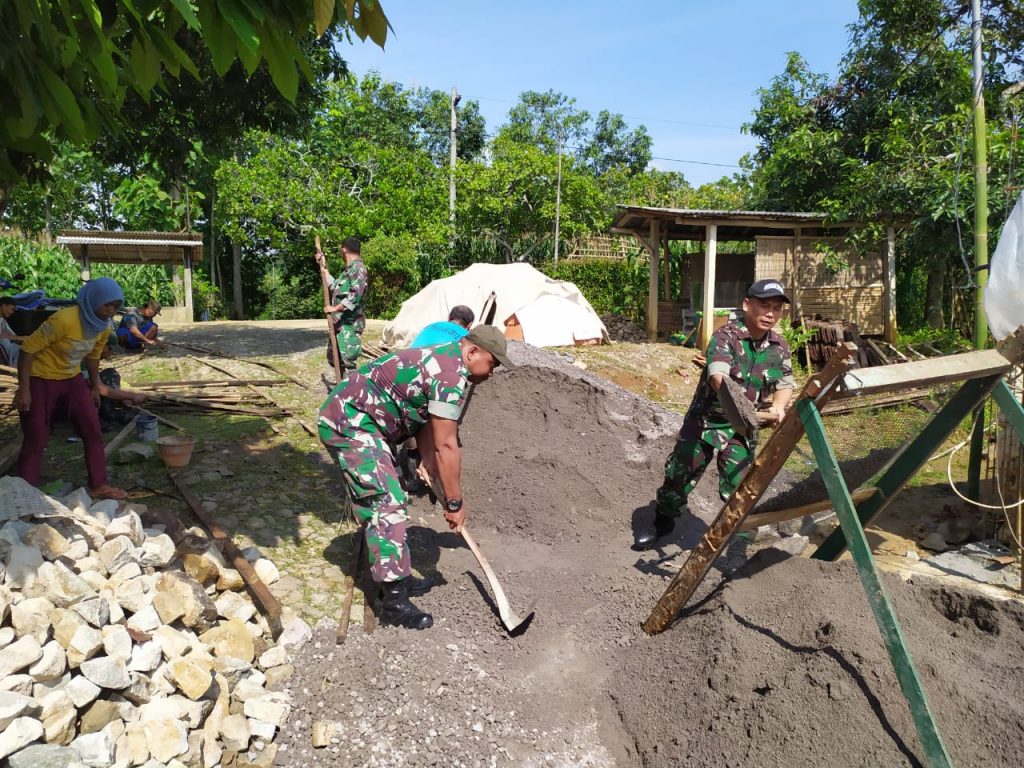 TNI Bersama Warga Bedah Rumah Milik Paiman