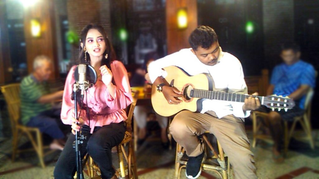 Penyanyi Muda Dewi Yan Bawakan Lagu Terminal Lawas Versi Acoustic