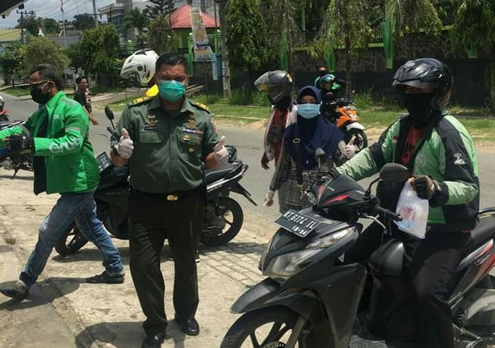 Anggota Denkesyah 06.04.01. Samarinda Berbagi Sediakan Makan Siang Gratis Bagi Driver Ojol