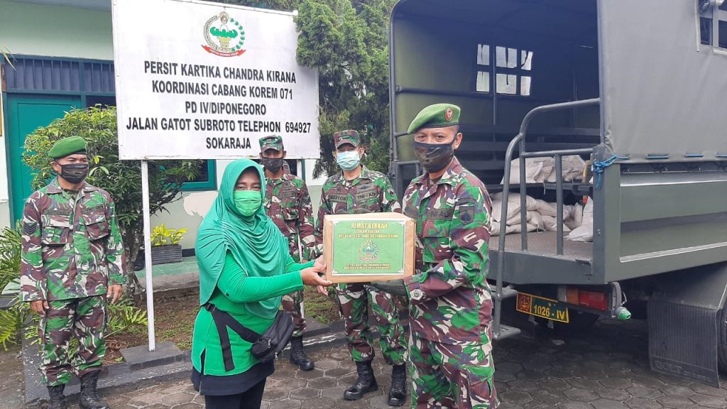 Peringati Hut ke-74, Persit KCK Koorcab Rem 071/Diponegoro Bagikan Paket Sembako