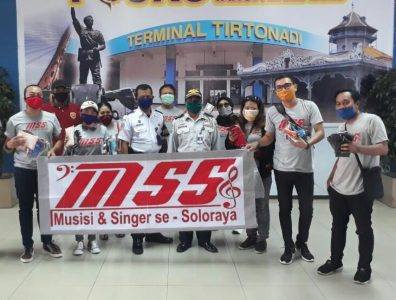 Aksi Peduli Musisi Singer Di Solo berbagi Masker untuk Pengunjung Terminal Tirtonadi