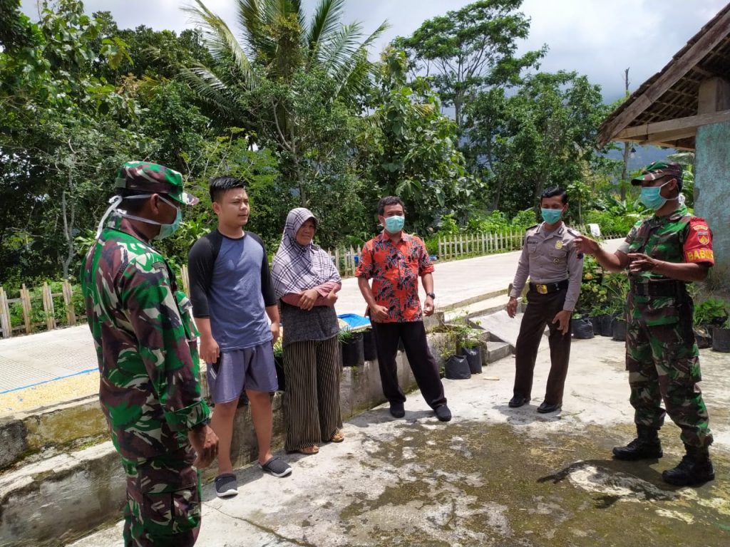 Meredam Kepanikan Masyarakat, TNI-Polri Berikan Himbauan Door To Door