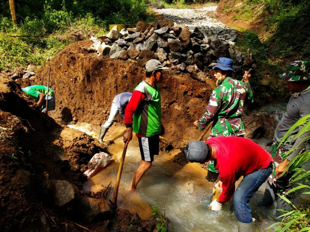 Cuaca Tak Menjadi Kendala Bagi Anggota Kodim 0728/Wonogiri Selesaikan Program TMMD Cuaca Tak Menjadi Kendala Bagi Anggota Kodim 0728/Wonogiri Selesaikan Program TMMD