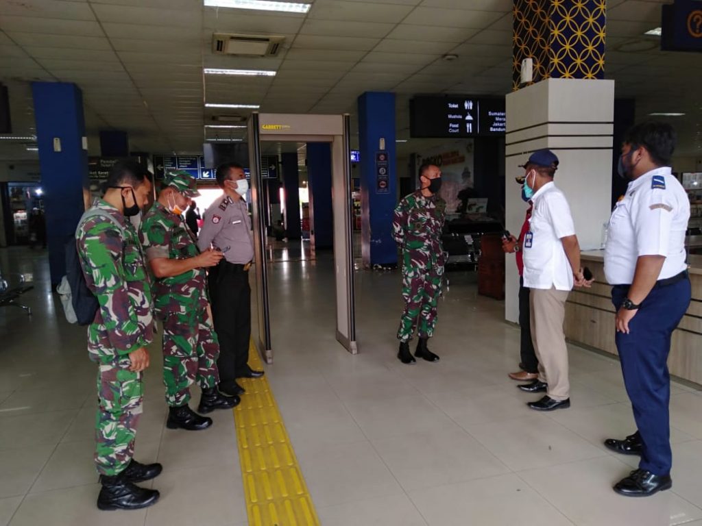 Dandim Solo Sidak Posko Covid – 19 di Stasiun Balapan dan Terminal Tirtonadi