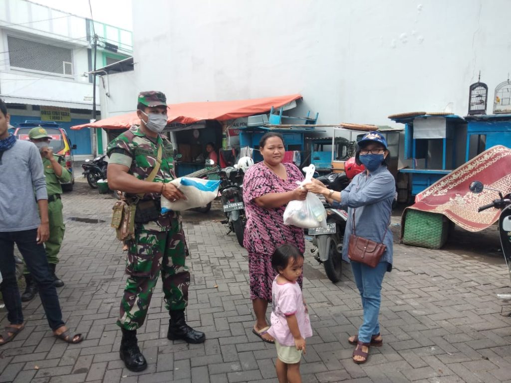 Ringankan Beban Warga, Babinsa Kelurahan Kratonan Bantu Pelaksanaan Pembagian Sembako
