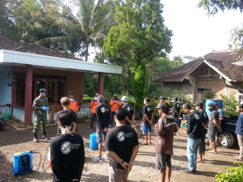 Babinsa Slogohimo Pimpin Penyemprotan Dan Sosialisasi Di Dusun Koripan