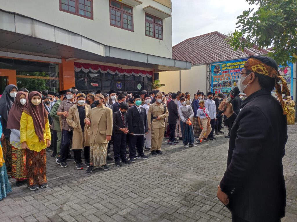 Peringati Hari Pahlawan, Siswa SMP Muhammadiyah PK Jalan Sehat Cosplay