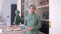 dr. Zuhria Novianty Sp.P.K. sedang merajut di sela kesibukan sebagai dokter dan anggota Persit Kartika Chandra Kirana
