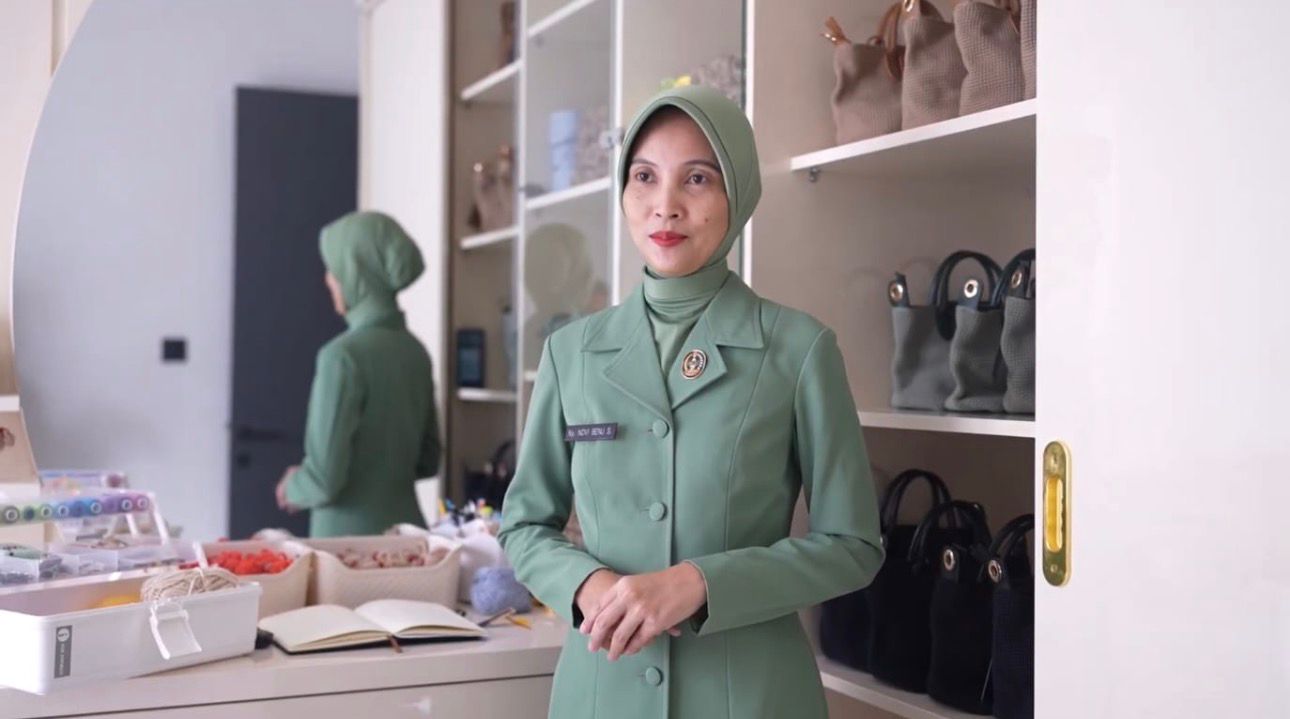 IMG-20260413-WA0017 dr. Zuhria Novianty Sp.P.K. sedang merajut di sela kesibukan sebagai dokter dan anggota Persit Kartika Chandra Kirana