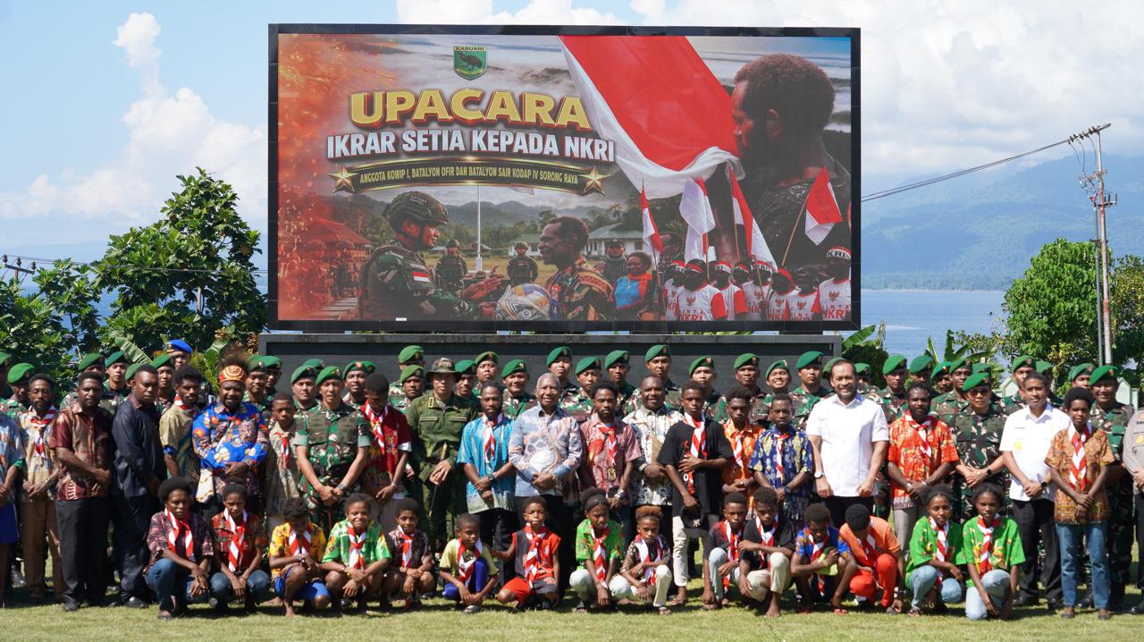 Upacara ikrar setia kepada NKRI di Manokwari diikuti masyarakat, aparat TNI, dan peserta dari Papua Barat.