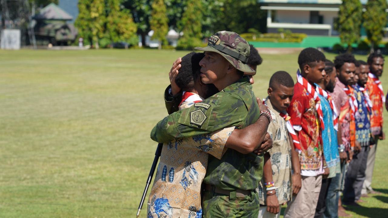 Pangkogabwilhan III Letjen TNI Lucky Avianto memeluk salah satu eks anggota OPM setelah pelaksanaan ikrar setia kepada NKRI di Manokwari, Papua Barat.