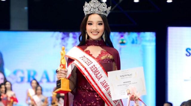 Emmanuella atau Ella, siswi SMAN 3 Surakarta, saat menerima mahkota Winner Putri Remaja Jawa Tengah 2026 di Semarang.