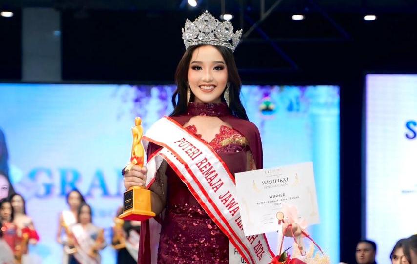 WA_1780315308416 Emmanuella atau Ella, siswi SMAN 3 Surakarta, saat menerima mahkota Winner Putri Remaja Jawa Tengah 2026 di Semarang.